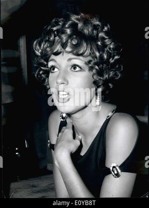 10 octobre 1969 - charmante actrice Catherine Spaak participation à la partie pour le premier ministre de son film ''Avec amour, avec beaucoup d'amour'' réalisé par Pasquale Festa Campanile. Banque D'Images