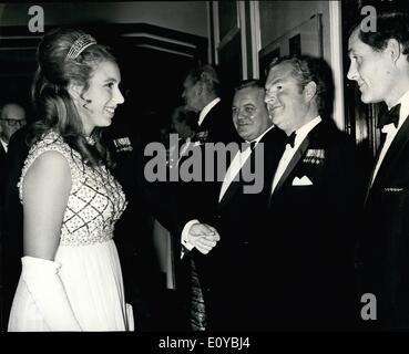 10 octobre 1969 - Gala des Royals assister à la bataille d'Angleterre ''' film. : H. M. la Reine et les autres membres de la famille royale La nuit dernière a assisté à un gala du film '' Bataille d'Angleterre'' , à la domination Theatre, Londres. Photo montre un sourire de la princesse Anne d'être présentés à certains de il haut célébrités à un gala de la nuit dernière de '''' de la bataille d'Angleterre. (L-R) : ils sont acteurs Patrick Wymark, Kenneth More et Robert Shaw. Banque D'Images