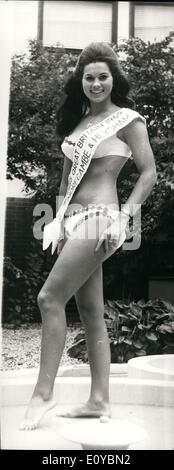 08 août 1969 - ''Miss France'' arrive par avion pour Londres, consultez : Miss Wendy Ann George, de Derby, qui a été choisi ''Miss France'' à l'echelle nationale concours de beauté à Morecambe et Heysham, mercredi dernier, est arrivée en avion de Manchester à Londres (Heathrow) Aéroport d'aujourd'hui. Wendy recueillis le plus grand en Grande-Bretagne tous les prix de beauté &pound;3 200. Elle est barmaid à son père's pub. Photo montre Wendy Ann George ''Miss France'' à l'hôtel Ariel, l'aéroport de Londres, après son arrivée en provenance de Manchester aujourd'hui. Banque D'Images