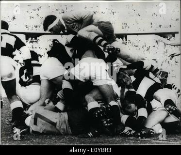 08 août 1969 - pas de moyen de traitement de vos adversaires : Ce beau rugby photo, prendre à Johannesburg, Afrique du Sud, indique le verrouillage de Wallaby Peter Reily's idée d'une mêlée. La photo a été prise lors d'un match entre l'équipe de tournée Wallaby et la part de la province du Natal. Natal a gagné le match, ce qui pourrait être marqué comme l'une des plus dures jusqu'à présent, par 19 points à 14. Banque D'Images