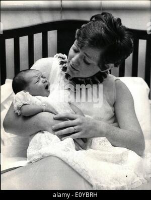 08 août 1969 - Rita Pavone et fils bébé : La photo montre la chanteuse Italienne Rita Pavone, représenté à la maison de soins infirmiers, 27 Welbeck Street, Londres, avec son bébé, qui est né dans le 6 août. Le bébé sera baptisé Alexander Neil César. Rita est marié à Teddy Reno. Banque D'Images