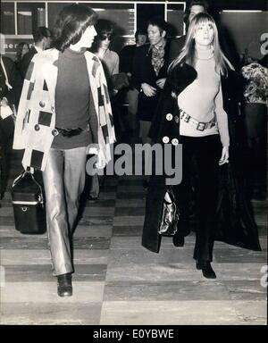 10 octobre 1969 - le groupe Pop des Rolling Stones part pour la tournée de concerts aux États-Unis : les Rolling Stones quittent l'aéroport de Londres aujourd'hui pour s'envoler vers les États-Unis pour une tournée de concerts de trois semaines qui pourrait gagner plus de 500 000. La photo montre Bill Wyman, le bassiste, photographié avec un ami portant un maxi manteau à l'aéroport de Londres avant son départ avec le groupe ce soir. Banque D'Images