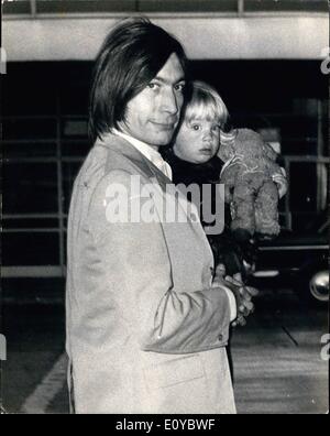 10 octobre 1969 - Les Rolling Stones Groupe Pop pour laisser tournée de concerts d'Amérique : les Rolling Stones aujourd'hui à l'aéroport de Londres à gauche Banque D'Images