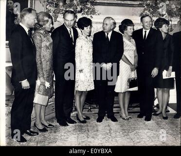 14 octobre 1969 - M. Wilson divertit la lune les hommes. : Londres : le premier ministre britannique Harold Wilson et son épouse Mary posent avec les astronautes d'Apollo II et leurs femmes quand la Lune les hommes ont profité d'un dîner et réception à n° 10 Downing Street ce soir vu de gauche à droite sont : Edwin Aldrin et sa femme, Joan ; Michael Collins et sa femme, le premier ministre et Mme Wilson, et Neil Armstrong et son épouse Janet. L'Apollo II-Lunarnauts ont été sur une visite d'une journée en Bretagne avant de voler sur la Rome de la prochaine étape de leur tournée mondiale. Banque D'Images