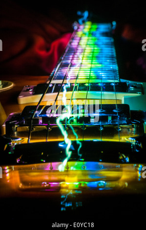 Guitare électrique avec un égaliseur graphique et une simulation d'effet éclair créé par light painting Banque D'Images