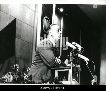 08 août 1969 - von Thadden sur Tour de l'élection ; Photo montre Herr Adolf von Thadden, chef de l'Allemagne de l'ouest d'extrême-droite du Parti National Démocratique, photos au cours de sa récente campagne de l'élection du Bundestag. Banque D'Images