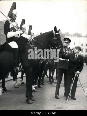 28 octobre, 1969 - Un autre type d'escorte pour la cavalerie de famille : Ian Brown, 14 ans, élève au Woodlands School pour enfants handicapés physiques à Plymouth, envoyé une vieille photo carte postale de Horse Guards à la Household Cavalry a décidé, plutôt que d'essayer de personnaliser le bâtiment dans une lettre, qu'il serait beaucoup mieux si Ian, en compagnie de sa mère, pourrait être portée jusqu'à Lonodn voir ça de lui-même Banque D'Images