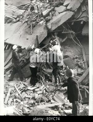 30 octobre, 1969 - 20 meurt dans séisme Yougoslave : 20 personnes ont été tuées et ,de de 400 blessés lorsque a été séisme qui a dévasté la ville yougoslave centrale de Banja Luka. Le tremblement de terre, le lundi, a été le point culminant d'une série de 13 qui a secoué le centre et le nord-est de la Yougoslavie à partir le dimanche après-midi. Te dire de mort a été limitée par le fait que la plupart des habitants de la ville ont passé la nuit et le matin à l'air libre. Photo montre de sauvetage ont vu la recherche des débris de maison effondrée je le centre de la Banja Luka à la recherche d'éventuels survivants ou Victoria du séisme. Banque D'Images