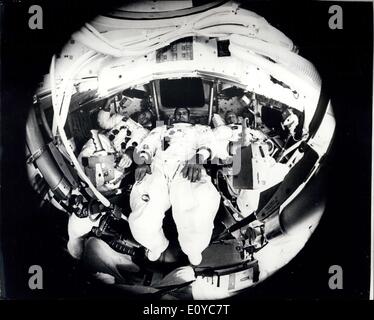 03 novembre 1969 - Apollo 12 astronautes dans les astronefs commander : (de gauche à droite), les astronautes de la mission Apollo 12, Alan L. Bean, pilote du module lunaire ; Richard F. Gordon, pilote du module lunaire et Charles Conrad Jr, commandant du vaisseau, lors de commander au Centre spatial Kennedy's Manned Spacecraft Operations Building, en Floride. La mission Apollo 12 est prévue pour le lancement le 14 novembre 1969, à partir de 39 complexes. Banque D'Images