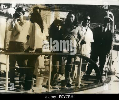 11 novembre 1969 - John Lennon et Yoko sont en croisière dans la mer Égée:Photo montre John Lennon et sa femme Yoko Ono, sont vus à bord d'un voilier à l'île de Spetses durant leur croisière en mer Egée. Banque D'Images