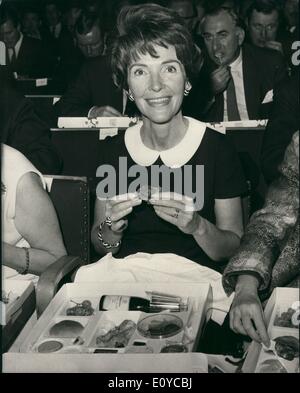 11 novembre 1969 - Conférence annuelle de l'Institut d'administration : la conférence annuelle de l'Institut d'administration, s'est tenue aujourd'hui au Royal Albert Hall, Londres. Photo montre Mme Ronald Reagan, épouse du gouverneur de Californie - vu prendre le déjeuner de son déjeuner - fort, qui ont été remis à chaque personne participant à la conférence. Banque D'Images