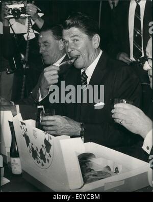 11 novembre 1969 - Conférence annuelle de l'Institut d'administration : la conférence annuelle de l'Institut d'administration, s'est tenue aujourd'hui au Royal Albert Hall, Londres. Photo montre Mme Ronald Reagan, épouse du gouverneur de Californie - vu prendre le déjeuner de son déjeuner - fort, qui ont été remis à chaque personne participant à la conférence. Banque D'Images