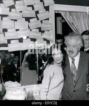 Novembre 11, 1969 - Michel Simon fait un hit en spectacles de variétés retour : Michel Simon, l'un des plus anciens de la version française et les acteurs d'étape, fait un retour dans le dernier spectacle de variété Olympia hier. Avant de remonter à la renommée internationale comme un acteur de l'écran. Michel Simon était un boxeur dans ses premiers jours et a également effectué des actes du music-hall. Photo montre Michel Simon, représenté à la loge de l'Olympia avec la chanteuse Marie Laforet aussi au programme. Banque D'Images