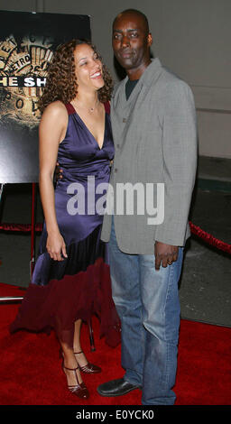 PIX FICHIER : Los Angeles, CA, USA.Le 8 mars, 2004. L'acteur Michael Jace, connu pour avoir joué un cdp dans l'émission de télévision "le bouclier", a été arrêté, soupçonné de meurtre sur mardi après que sa femme a été tué par balle dans leur maison de Los Angeles, a annoncé la police. Sur la photo : 8 Mars, 2004 - Los Angeles, Californie, États-Unis - MICHAEL JACE et épouse d'avril lors d'un examen préalable pour 'LE BOUCLIER' Saison 3 à Zanuck Theatre 21 Century Fox Studios. Credit : Milan Ryba/Globe Photos/ZUMAPRESS/Alamy Live News Banque D'Images