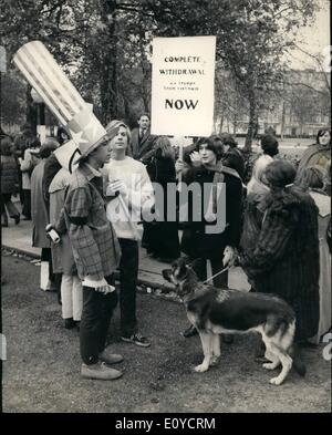 11 novembre 1969 - MANIFESTATION CONTRE LA GUERRE DU VIETNAM dans la région de Grosvenor Square : l'utilisation des policiers étaient en service en cas de problème au cours d'aujourd'hui. Banque D'Images