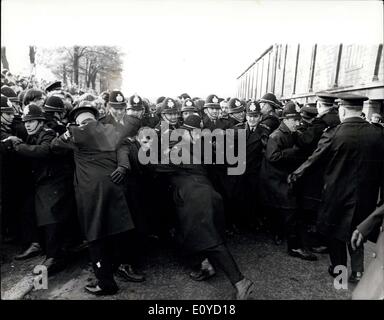 16 novembre 1969 - Un policier est poignardé dans Rugby émeute à Swansea hier : un sergent de police était à l'hôpital la nuit dernière après avoir été poignardé au cours de la lutte anti-apartheid entre manifestants et policiers. Neuf autres officiers ont également été prises à l'hôpital au cours de la la deux- et - une demi-heure de bataille à l'extérieur de l'Église Sainte-hélène, Swansea, le terrain de rugby où les Springboks battre Swansea par 12 points à zéro hier. Environ 30 manifestants ont été arrêtés. Photo montre : le bras de liaison de la police alors qu'ils luttent pour retenir les manifestants de se rendre près de la rugby hier. Banque D'Images