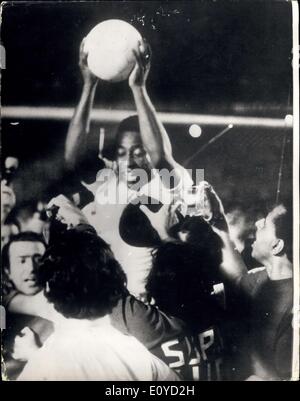 24 novembre 1969 - Pele marque son 1000e but. : Pelé, l'idole du football brésilien, a marqué son 1000e but, le mercredi 19 novembre et des centaines de fans sur swarned à la hauteur au stade Maracana à Rio de Janeiro. L'arbitre a arrêté le jeu alors que la peau de son vrai nom Edson Arantes do Nascimento - a été réalisé par des fans de haut de l'épaule d'adoration. Le 1000e but est marqué d'un mort, qui a donné l'équipe de Pelé, Santos, victoire de 2-1 sur le côté, Vasco de Gama. Photo montre la scène comme Pele se fait de haut de l'épaule après avoir marqué son 1000e but. Banque D'Images