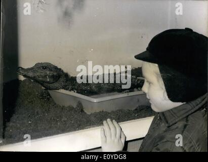 Le 12 décembre 1969 - LE PREMIER FESTIVAL DE FIL IMAL INSOLITE, ELEVE UN DOMICILE, UN OUVERT SOS FORTES - ON NA JAMAIS DENOMBRE LES ANIMAUX .''INSOLITES'' de mélanger FOILS ET ESPECES QUI, DEPUIS LE FLAIREAU JUSQU'AU CROCODILE, EN PASSANT PAR UN NÃ' ËoeCACHTE ET UNE CHOUETTE, SE TROUVENT A PARIS, GARDES PAR DES PARTICULIERS AMATEURS DE LA FAURE, LA PREMIÈRE EXPOSITION DE PLUSIEURS PDG DE ANIMAUX TRIER PERMUTE PAR LEURS PROPR/ETA/RES A OUVERT DES FORTES, RUE JEAN PIERRE THIMBAUD, N.P.M. UN CROCOSILE UN GRAND AVANT L'ÂGE DE SIX ANS DR Banque D'Images