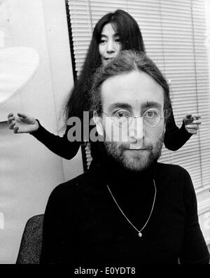 John Lennon et Yoko Ono au quartier général d'Apple Banque D'Images