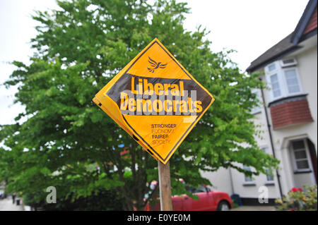 Twickenham, London, UK. 20 mai 2014. Les partisans libéraux-démocrates en dehors des bannières maisons dans Twickenham. Crédit : Matthieu Chattle/Alamy Live News Banque D'Images