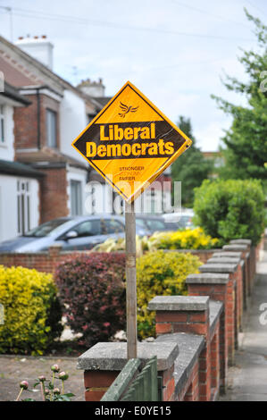 Twickenham, London, UK. 20 mai 2014. Les partisans libéraux-démocrates en dehors des bannières maisons dans Twickenham. Crédit : Matthieu Chattle/Alamy Live News Banque D'Images