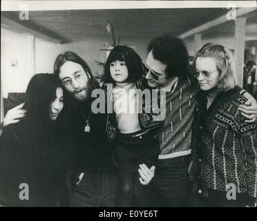 01 janv., 1970 - John Lennon et Yoko dans le nord du Jutland : John Lennon et sa femme, Yoko Ono, sont dans le Nord du Jutland à voir la fille de Yoko par son précédent mariage, Kyoko. L'ex-mari de Yoko, Anthony Cox et sa femme, Belinda, vivent dans le Nord du Jutland, au Danemark. La photo montre la photo dans le Jutland sont de gauche, Yoko Ono, John Lennon, Yoko's daughter, Kyoko, Anthony Cox et son épouse, Belina. Banque D'Images