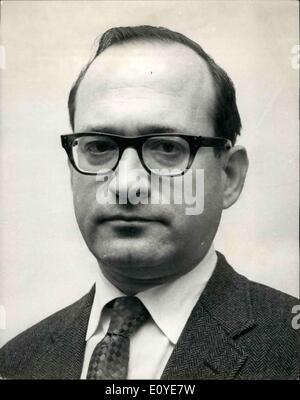 01 janvier 1970 - fall-out aurait tué 500 000 bébés. Dans la Thames Television programme documentaire Rapport sur la pollution, ''et sur les Huit Jours''. pour être transmis ce soir, le Dr Ernest Sternglaes, professeur de physique des rayonnements, de l'Université de Pittsburgh, commentaires : ''Il semble maintenant que si des pays comme les États-Unis et l'Angleterre, jusqu'à un enfant sur deux né qui est mort d'atteindre l'âge de l'un, est mort à cause d'essais nucléaires. Aux États-Unis depuis le début des années 1950. somethings comme 400 000 enfants Banque D'Images