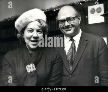 01 janvier 1970 - Frank Browne (il a fait pencher la Poseidon Nickel détient des actions conférence de presse à Londres) : Monsieur Frank Browne, probablement le plus controversé dans le journalisme, l'Australie a donné aujourd'hui une conférence de presse à Londres. Frank Browne's raisons pour venir à Londres. (A) négociations avec les intérêts de la ville dans le Connecticut avec son service de conseil financier (il a fait pencher la part de nickel australien, Poseidon, puis seulement 80 cents en juin dernier) ; (b) la publication de sa biographie de William Wallace, le patriot des Écossais, dont Browne affirme, de nombreux Écossais semblent avoir honte), et quelques autres œuvres littéraires Banque D'Images