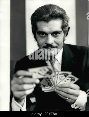 01 janvier 1970 - Conférence de presse pour annoncer l'Omar Sharif Bridge circus c. Flint et Cansino ; le 6 janvier à janvier 10th, Omar Sharif jouera un rôle de premier plan avec une différence remarquable dans une nouvelle série d'televized bridge jeux à être enregistrée au London's Piccadilly Hotel. Sharif, qui jouit d'une reconnaissance mondiale pour son dévouement à la partie de bridge, les champions du monde italien Giorgio Belladonna et Benito Garozzo, avec Claude Delmouly et Leon Yallouse de France connus collectivement comme le pont ''Cirque'' deux défi des champions représentant Crockford's Banque D'Images