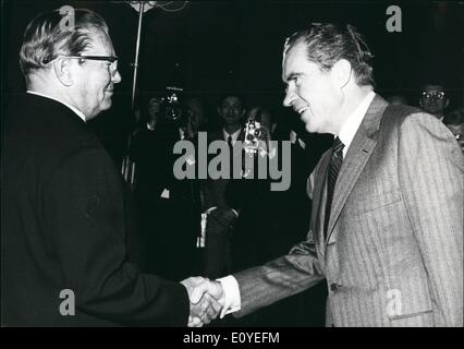 01 janvier 1970 - Le président R. Nixon en Yougoslavie photo montre le président Nixon et le président yougoslave Tito se serrer la main avant Banque D'Images