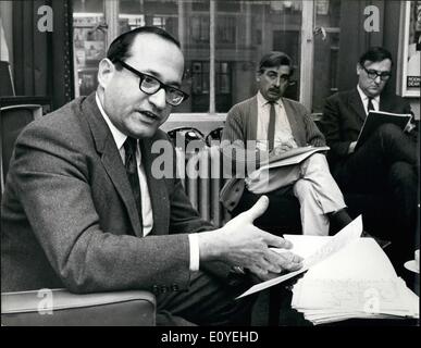 01 janvier 1970 - fall-out aurait tué 500 000 bébés. : Dans la Thames Television programme documentaire Rapport sur la pollution, ''et le huitième jour'' à transmettre ce soir, le Dr Ernest Sterngalss, professeur de physique des rayonnements, de l'Université de Pittsburgh, commentaires ''Il semble maintenant que si des pays comme les États-Unis et l'Angleterre, jusqu'à un enfant sur deux né qui est mort d'atteindre l'âge de l'un, est mort à cause d'essais nucléaires. Aux États-Unis depuis le début des années 1950. quelque chose comme enfants 4000,000'' photo montre la photo d'hier sur la télévision House, Londres, du Dr Banque D'Images