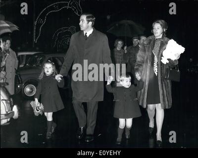 01 janvier 1970 - Grèce couple royal Constantine et AnncMarie et leurs fils Paul et Alexia, ont assisté au spectacle du  Circus américain à Rome. Photos : le roi Constantin, la reine Anne Maria et le prince Paul et la princesse Alexia, au cirque américain. Banque D'Images