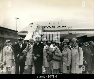 01 janvier 1970 - Jumbo jet arrive. Pan American's Boeing 747 jumbo jet - le plus grand avion de ligne, est arrivée à l'aéroport d'Heathrow aujourd'hui, après la traversée de l'Atlantique sur un vol Pan Am prouver avant d'ordinaire du jumbo jet régulier entre les États-Unis et la Grande-Bretagne le 21 janvier. Photo montre : Les membres de l'équipage sur la photo en face du géant jumbo-jet à l'aéroport d'Heathrow d'aujourd'hui. Banque D'Images