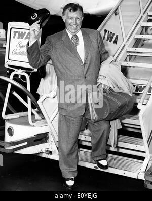 01 janvier 1970 - Photo : circa 1960 des années 1970, lieu inconnu. ANDY DEVINE sur une piste de l'aéroport. Pic NE Banque D'Images