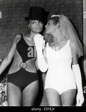 01 janv., 1970 - Londres, Angleterre, Royaume-Uni - Photo : 1960 des années 70. Jeunes filles posant en bikini dans des défilés de mode, les pousses et sur les plages de bronzage. Selon la version officielle, le bikini moderne a été inventé par l'ingénieur français Louis et Rekard Fashion designer Jacques Heim à Paris en 1946 et a présenté le 5 juillet à un défilé à Piscine Molitor à Paris. C'était un bikini avec un g-string dos Banque D'Images