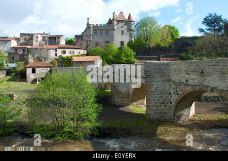 Saint-Amant-Tallende village et château, Puy de Dome, Auvergne, France Banque D'Images