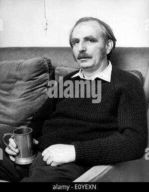 Jan 01, 1970 - Photo : circa 1960 ; emplacement inconnu. HUGH Clegg a été le plus influent érudit britannique de relations industrielles à l'heure où son objet dominé la vie économique et politique de la Grande-Bretagne. Il a non seulement amélioré l'incommensurable compréhension contemporaine de problèmes de relations industrielles, mais il a également profité de l'occasion offerte par une nouvelle université pour construire l'objet d'une tradition d'excellence de l'enseignement et de la recherche Banque D'Images