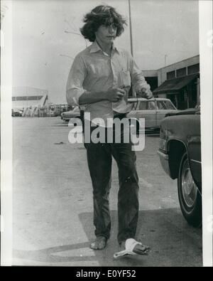 1 janvier, 1970 - John Kennedy fait mal un pied tout en plongée sous-marine : 15 ans John Kennedy le fils de Mme Jackie Onassis, a eu un accident alors que deth-plongée autour de l'île privée appartenant à l'Onassis de Scorpios, dans la Méditerranée. Famille frields dit qu'après une immersion dans l'eau avec son oxygène-tanks toujours sur son dos, son pied a été frappé par le passage d'une vedette rapide. Lourdement bandée et cousues, il a été transporté à Athènes pour le traitement. La photo montre la jeune de 15 ans John Kennedy marche de l'avion après son arrivée à Athènes pour le traitement de sa blessure au pied. Banque D'Images