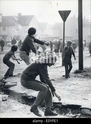 1 janvier, 1970 - Enfants en guerre .... Fulvio Grimaldi études des enfants dans l'Ulster d'aujourd'hui démontrer graphiquement leur implication dans les problèmes qui les entourent. Mais qui peut dire si, ou dans quelle mesure, leurs expériences actuelles se manifestent dans la vie de ces ''citoyens de demain' Banque D'Images
