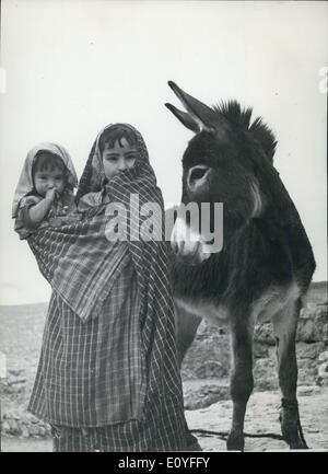 1 janvier, 1970 - Les enfants de la forteresse sentinelle à Nalut et leur âne qui est embauché pour porter la nourriture et à des grottes. Banque D'Images