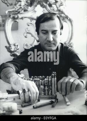 1 janvier, 1970 - Lazise Vérone Miguel Berrocal, l'artiste espagnol célèbre pour cette miniature sculpures, à l'heure actuelle vit et wor Banque D'Images