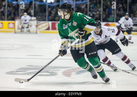 London, Ontario, Canada. 19 mai, 2014. Nicolas Aube-Kubel (16) de la Foreurs de Val-d'Or recherche un passage dans leur match contre le Storm de Guelph à la coupe Memorial 2014 à London en Ontario, Canada le 19 mai 2014. Guelph a battu Val d'Or par un score de 6-3 pour être undeated la seule équipe du tournoi. Credit : Mark Spowart/Alamy Live News Banque D'Images