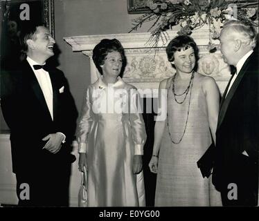 Avril 04, 1970 - Le Premier ministre suédois et son épouse assistent à une réception à No10 : Ce soir, le Premier Ministre suédois M. Olaf Palme, et son épouse ont assisté à un dîner donné par le Premier Ministre M. Harold Wilson Photo montre vu avant le dîner ce soir à no 10 est l-R.. M. Olaf Palme, Mme Wilson Papasov Palme, et M. Walson. Banque D'Images