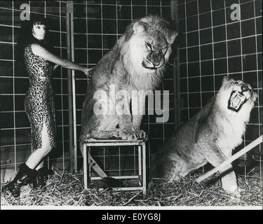 1 janvier, 1970 - Strip Tease Dancer avec les Lions : Strip tease dancer Cléopâtre, qui effectue dans une cage avec deux lions, ouvre sa loi cabaret au Moulin Rouge, à Amsterdam, le 1er décembre. Elle est la première femme à accomplir un tel acte. Vendredi dernier, un assistant de Zoo d'Amsterdam qui a été contrôle de la cage, a été attaqué et blessé par les lions. Photo montre-danseur Striptease Cléopâtre. photo avec les deux lions. Banque D'Images