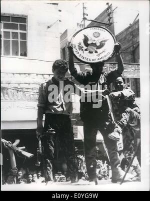 Avril 04, 1970 - Démonstrations antiaméricains Parallèlement à Amman : démonstrations antiaméricains Parallèlement à Amman, a causé le secrétaire d'État adjoint américain, M. Joseph Sisco pour une visite en Jordanie, il a été présenter en Vendredi (17 avril). Le jeudi (le 16 avril, des manifestants ont mis le feu au centre culturel américain et l'ambassade américaine a été attaquée. Photo montre les manifestants portant l'emblème de l'ambassade américaine à Amman, prises à partir de l'immeuble de l'ambassade au cours des manifestations devant l'ambassade pour protester contre le projet de visite de M. Sisco. Banque D'Images