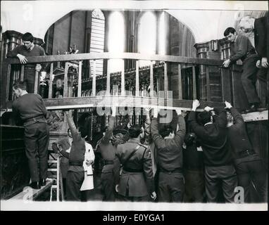 Avril 04, 1970 - L'Armée de résoudre l'abbaye ''Jam''. : sapeurs du 24Fils, Royal Engineers, Chatham, Kent, frais d'une tâche de construction de ponts en abbaye. Ils ont été l'érection d'un plastique renforcé de fibre de verre, aluminium et alliage d'acier et de pont pour rejoindre la chapelle de saint Édouard, qui contient le culte de saint Édouard le Confesseur tha, à l'entrée de la chapelle Henri VII. L'innovation sera facilité ''embouteillages touristiques'', l'Institution of Civil Engineers. Banque D'Images