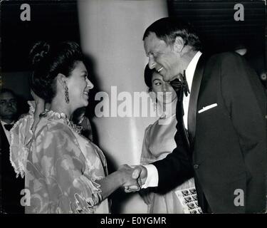 Mai 05, 1970 - Frank Sinatra se félicite de la princesse Margaret. Chanteur Frank Sinatra se félicite de la princesse Margaret à la Royal Festival Hall, South Bank, Londres, hier soir, comme elle est arrivée pour assister à la première de deux concerts Frank Sinatra est tenue au Royal Festival Hall d'aide de la Société Nationale pour la prévention de la cruauté envers les enfants et Alexandra Rose 24. Banque D'Images