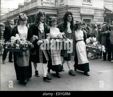 Mai 05, 1970 - Covent Garden Market va Gay pour son 300e. Anniversaire : Covent Garden, le célèbre quartier de fruits, de légumes et de fleurs, marché qui a été royalement affrété par Charles 11 exactement il y a 300 ans, et hier, le marché avait un juste de célébrer son tricentenaire, le Prince Philip a participé à la fête et s'est joint à la fête. Photo montre les filles portant des fleurs-Elisa Doolittle costumes vendeur au cours de la 300e anniversaire sur le marché hier. Le marché est d'être déplacé vers un nouveau site 30 millions de dollars à neuf Elms, Vauxhall, en 1973. Banque D'Images