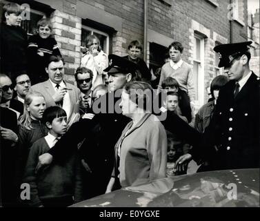 Mai 05, 1970 - Portland : Portland libérés des espions espions harry Houghton et Ethel Gee ont été libérés de prison hier en liberté conditionnelle après avoir purgé neuf ans de la 15 ans de prison imposée à l'Old Bailey en mars 1961, pour leur rôle dans l'espion russe tion qui a obtenu de l'secrets Création armes sous-marines à Portland, dans le Dorset. Houghton a été sorti clandestinement de la prison de Maidstone tôt hier matin. Environ deux heures plus tard Ethel Gee a quitté la prison de Styal, Cheshire. Photo montre Ethel Gee est illustrée comme elle est arrivée à son domicile à Portland, Dorset, hier, après sa sortie de prison. Banque D'Images