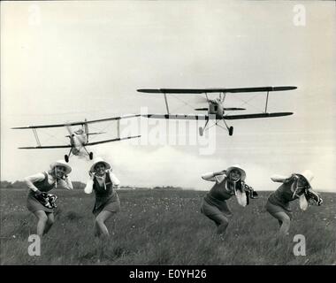 Mai 05, 1970 - L'équipe de voltige Rothmans prend son envol : le premier civil à temps plein de l'équipe de voltige a été formé par Rothmans of Pall Mall, des fabricants de cigarettes. Une équipe de quatre timbres vintage avions bi-piloté par un groupe de la meilleure du pays déclarants voltige fliers nous divertissons des millions cet été chez air affiche tout au long de la Grande-Bretagne. Chef de l'équipe acrobatique Rothmans est le chef d'Escadron ''Manx'' Kelly, qui a pris sa retraite de la Royal Air Force il y a quelques semaines pour mettre en place la nouvelle série d'équiper de Rothmans. Aujourd'hui l'équipe a donné une démonstration à Blackbushe Banque D'Images